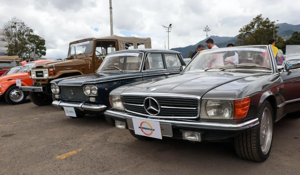 Más de 350 vehículos de colección recorrieron Bogotá en el desfile de autos clásicos y antiguos