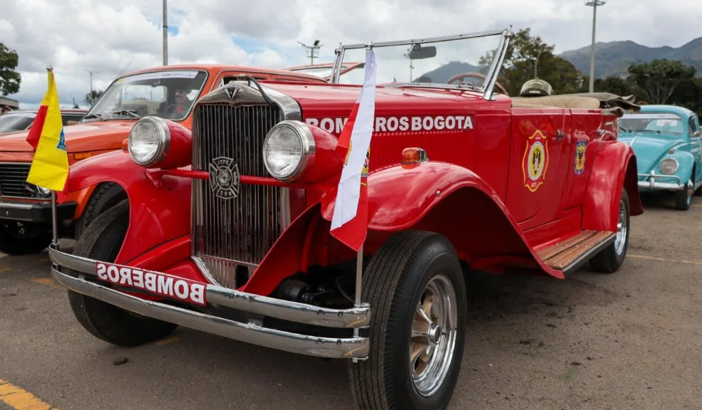 Más de 350 vehículos de colección recorrieron Bogotá en el desfile de autos clásicos y antiguos