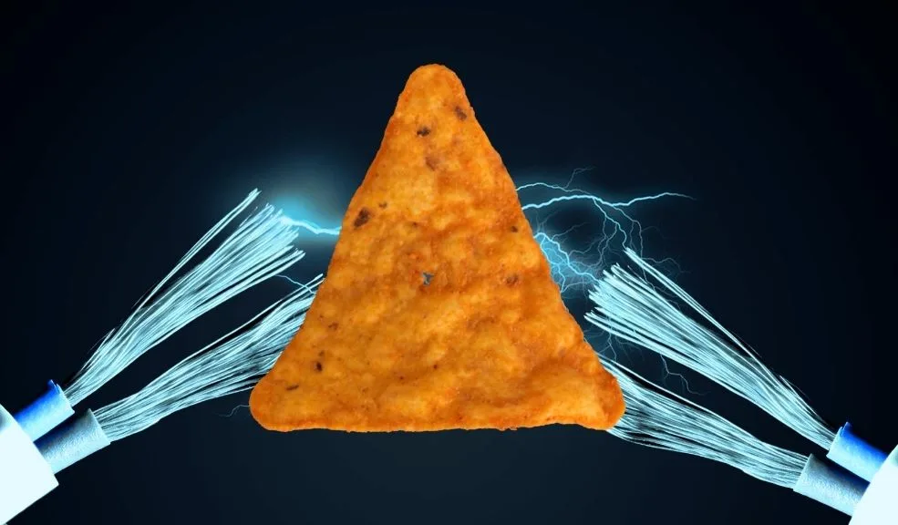 Rewind lanza chips con sabor a batería de 9 voltios para despertar la nostalgia noventera 1 Rewind lanza chips con sabor a batería de 9 voltios para despertar la nostalgia noventera La propuesta viene de la mano de Rewind, una firma que apuesta por la nostalgia para conquistar a los consumidores, especialmente a aquellos que crecieron en los años 90.