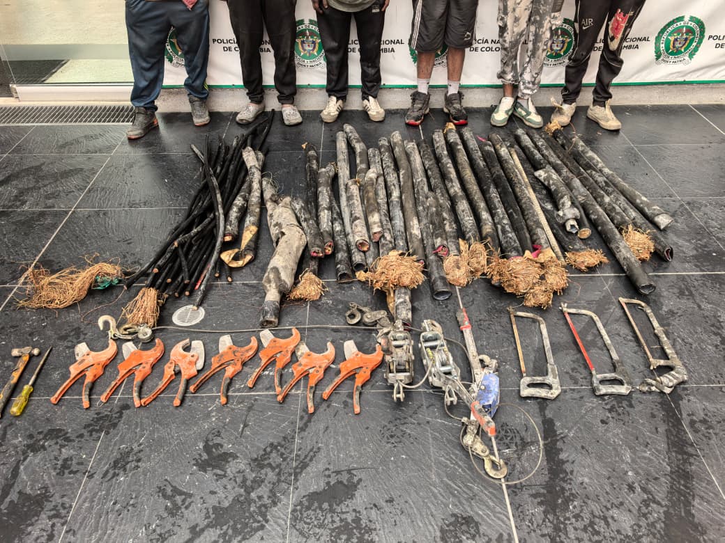 En Av. Caracas: se las dieron de 'mineros' para robar cableado debajo de estación de TransMilenio La Policía logró la captura de un grupo delincuencial dedicado a robar cableado debajo de una estación de TransMilenio de la Avenida Caracas. Así fueron sorprendidos.