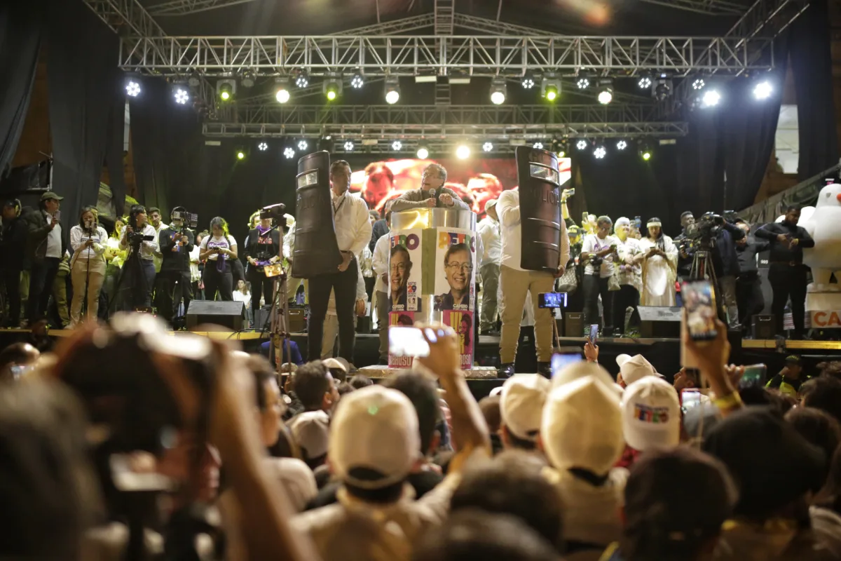 Revelan supuestas conversaciones de fiestas extremas de Petro en la campaña presidencial. 1 Revelan supuestas conversaciones de fiestas de Petro en la campaña presidencial.