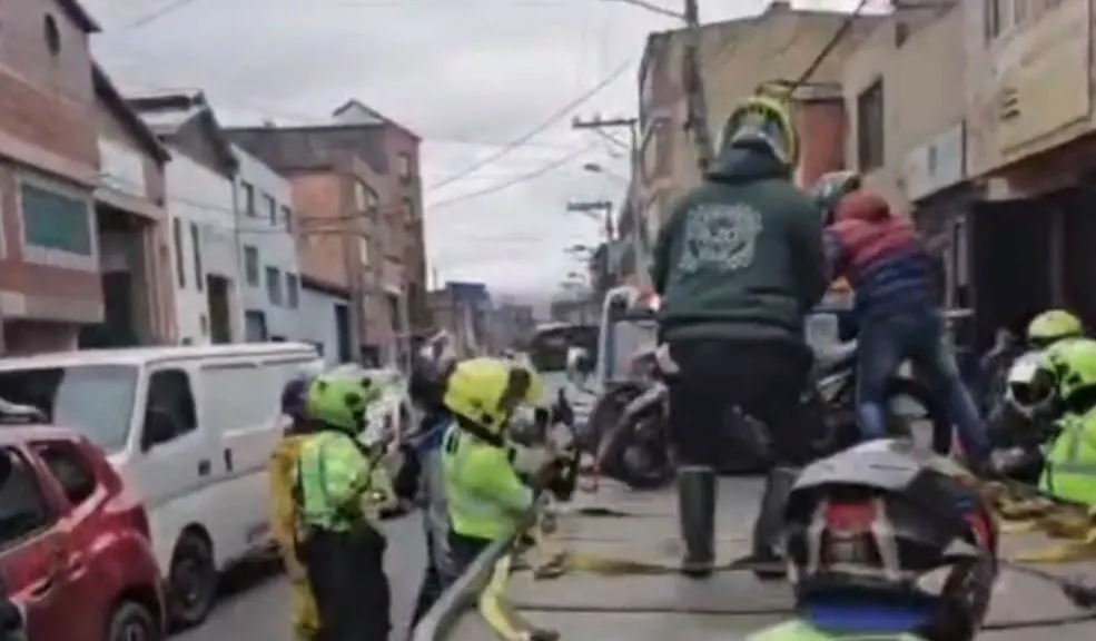 Operativo en Ricaurte dejó 12 capturados, comparendos y motos inmovilizadas Una intervención de la Policía Metropolitana de Bogotá en el barrio Ricaurte terminó en enfrentamientos, capturas y motos retenidas. Este es el reporte.