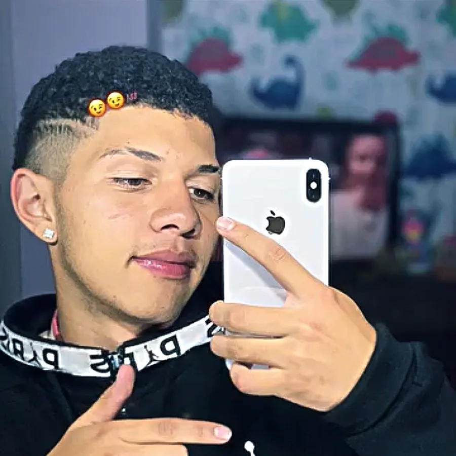 En el 20 de Julio, San Cristóbal, una puñalada le cortó las alas al joven Santiago 2 En el 20 de Julio, San Cristóbal, una puñalada le cortó las alas al joven Santiago Q'HUBO habló con Marcela Rodríguez, madre de William Santiago González Rodríguez, quien fue asesinado en una calle del 20 de Julio, San Cristóbal. Nos reveló más detalles del hecho que enluta a su familia.