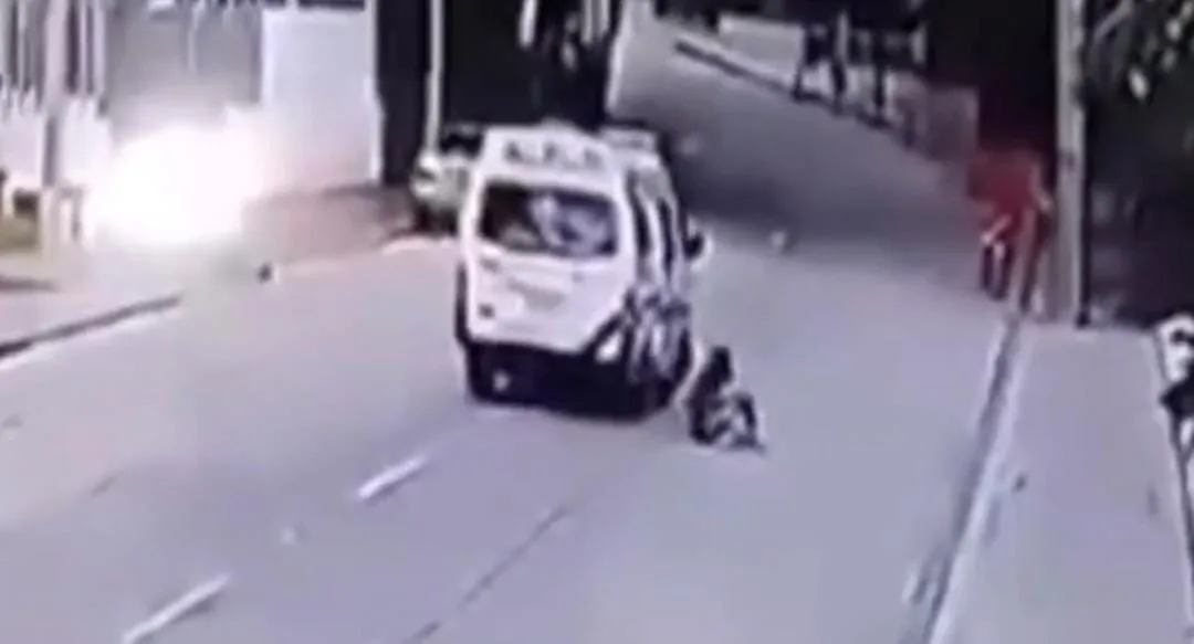 Se las dieron de vivos, secuestrando a un empresario en una ambulancia, pero la Policía los atrapó 1 Se las dieron de vivos, secuestrando a un empresario en una ambulancia, pero la Policía los atrapó La Policía de Bogotá confirmó la captura de dos hombres señalados de secuestrar a un empresario en el norte de Bogotá utilizando una ambulancia. Cayeron en Ciudad Bolívar y Rafael Uribe. Otro señalado escapó a España.