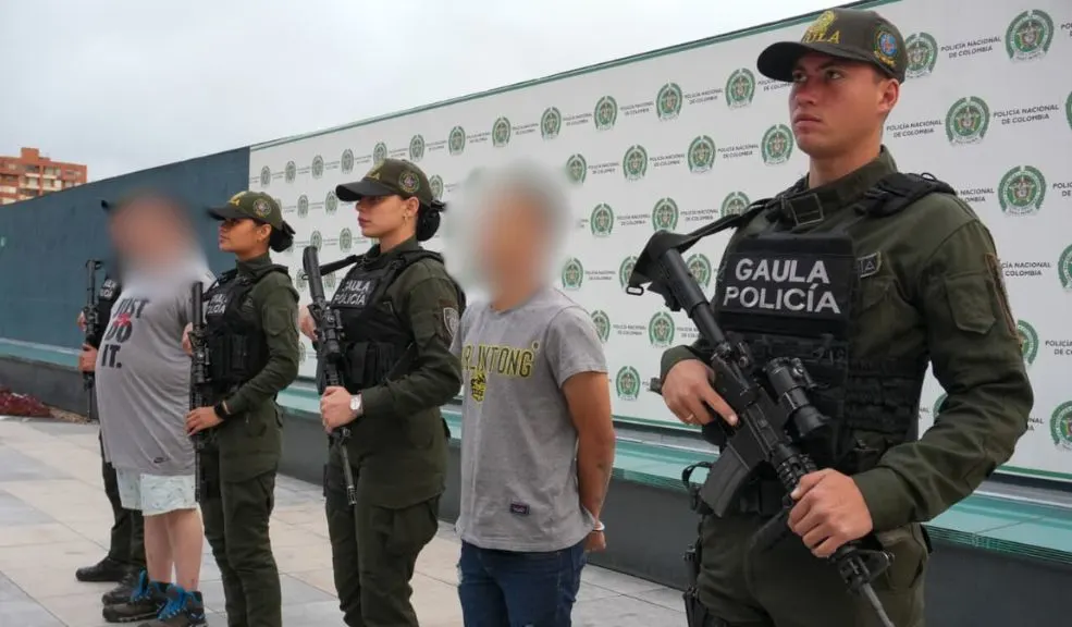 Se las dieron de vivos, secuestrando a un empresario en una ambulancia, pero la Policía los atrapó 2 Se las dieron de vivos, secuestrando a un empresario en una ambulancia, pero la Policía los atrapó La Policía de Bogotá confirmó la captura de dos hombres señalados de secuestrar a un empresario en el norte de Bogotá utilizando una ambulancia. Cayeron en Ciudad Bolívar y Rafael Uribe. Otro señalado escapó a España.