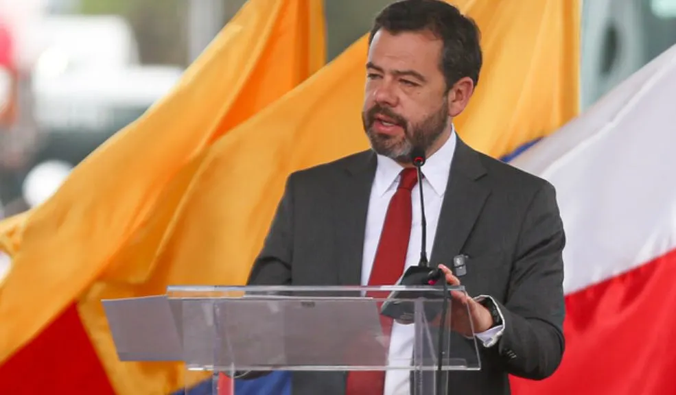 Se armó la polémica: Galán responde a críticas y concejales exigen cambios por el manejo de las basuras 1 Se armó la polémica: Galán responde a críticas y concejales exigen cambios por el manejo de las basuras Luego de la difusión de un video que muestra el uso indebido de zonas de reciclaje en Bogotá, el alcalde Carlos Fernando Galán lanzó un fuerte llamado de atención y ordenó sanciones contra los responsables. El caso reavivó críticas en el Concejo sobre fallas en la gestión de basuras y la dirección de la UAESP.