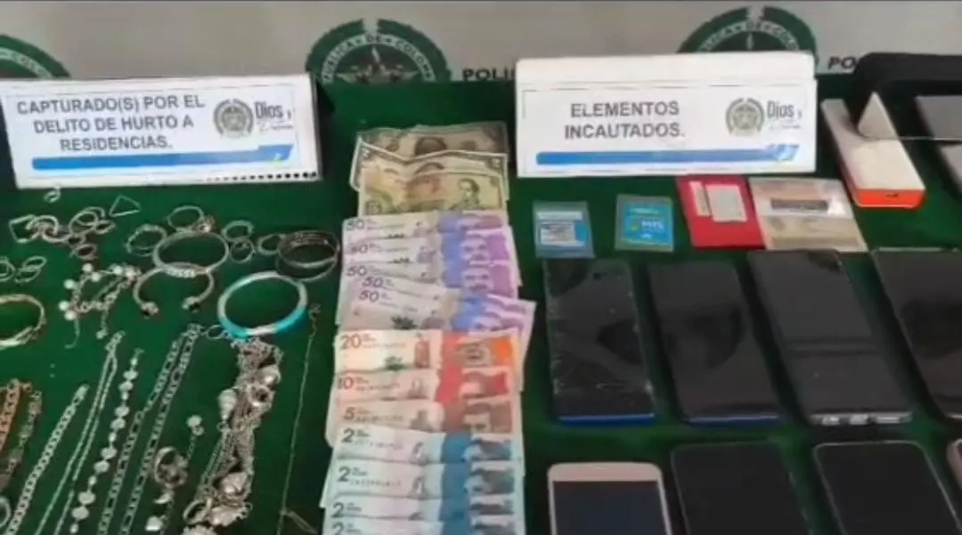Seis capturados en San Cristóbal: usaban uniformes falsos de empresas públicas para robar 2 Seis capturados en San Cristóbal: usaban uniformes falsos de empresas públicas para robar Seis personas fueron capturadas por la Policía en San Cristóbal tras ser sorprendidas robando una vivienda en el barrio La María.