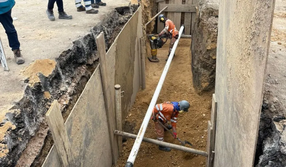 Sigue el caos vehicular en Soacha por la reparación de tubería de gas La reparación de una tubería de gas en el sector conocido como 3M–Espumados, en el municipio de Soacha, mantiene un solo carril habilitado en varios tramos de la Autopista Sur.