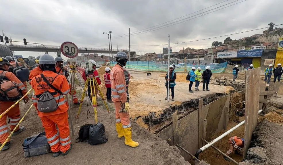 Sigue el caos vehicular en Soacha por la reparación de tubería de gas La reparación de una tubería de gas en el sector conocido como 3M–Espumados, en el municipio de Soacha, mantiene un solo carril habilitado en varios tramos de la Autopista Sur.