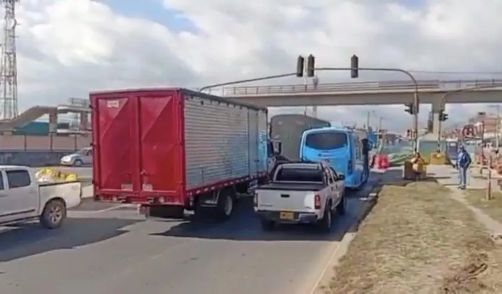 Sigue el caos vehicular en Soacha por la reparación de tubería de gas La reparación de una tubería de gas en el sector conocido como 3M–Espumados, en el municipio de Soacha, mantiene un solo carril habilitado en varios tramos de la Autopista Sur.