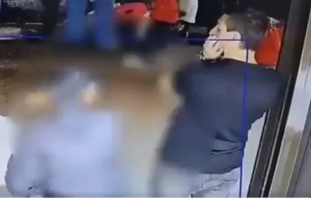 Aterrador video: en Terminal Salitre, anciano apuñala a dos personas y luego se autolesiona En video quedó registrado el momento en que un hombre de la tercera edad ataca con arma blanca a dos personas que estaban en la zona de taxis de la Terminal Salitre. Fue capturado.