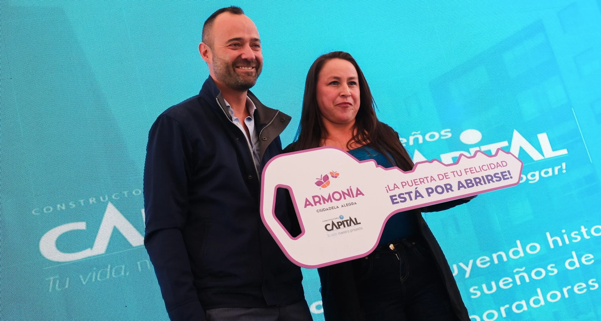 Trabajadores de la construcción reciben viviendas gracias al Plan de Vivienda Distrital 1 vivienda