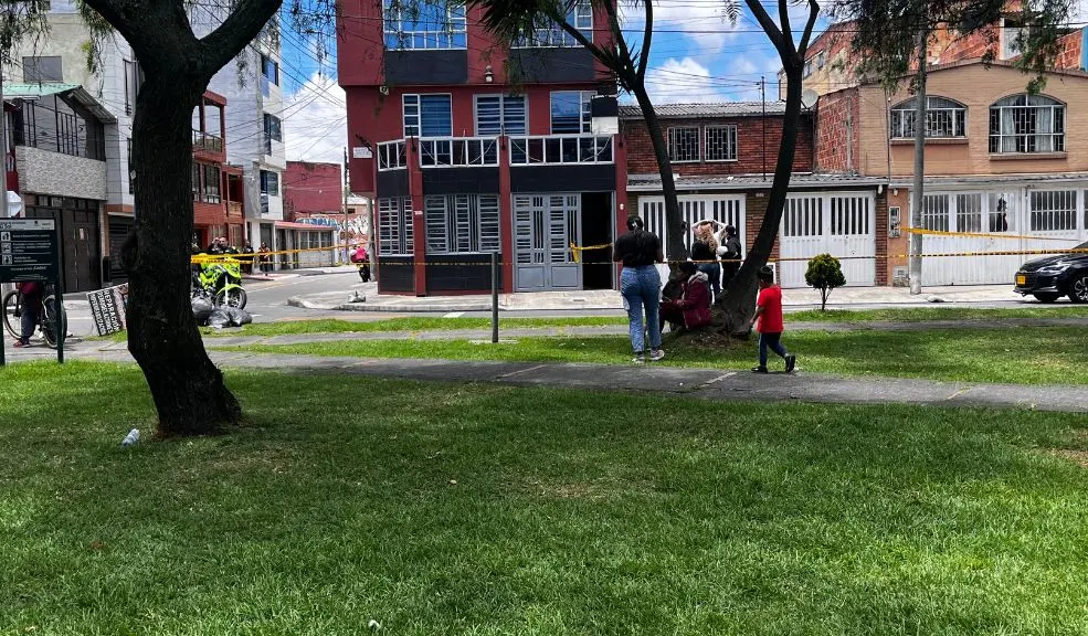 Tragedia en Puente Aranda: asesinan a una persona en una vivienda de Carabelas 1 Tragedia en Puente Aranda: asesinan a una persona en una vivienda de Carabelas El barrio Carabelas de Puente Aranda fue escenario de un hecho criminal. Una persona murió tras ser atacada por sujetos que ingresaron a su vivienda. Le contamos más detalles.