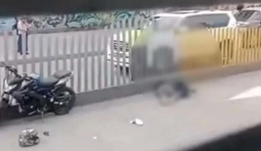 Tragedia en TM: dos personas perdieron la vida en la estación San Bernardo 1 Tragedia en TM: dos personas perdieron la vida en la estación San Bernardo Un habitante de calle y un motociclista murieron tras un accidente en la estación San Bernardo de TransMilenio. Los detalles aquí.