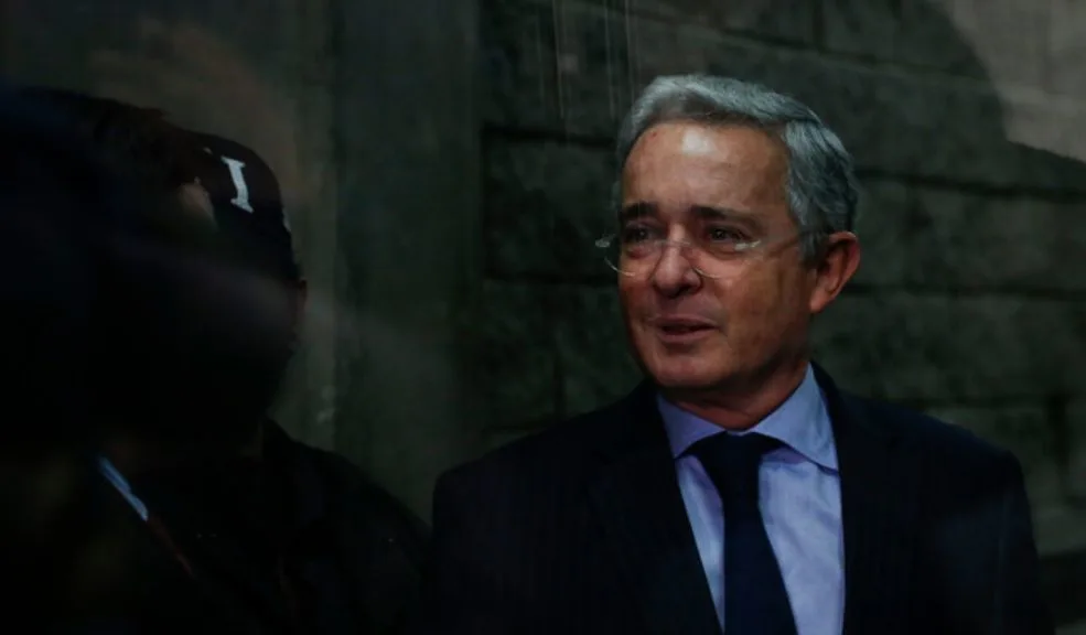 Tribunal ordenó la libertad inmediata del expresidente Álvaro Uribe 2 Tribunal ordenó la libertad inmediata del expresidente Álvaro Uribe La Sala Penal del Tribunal Superior de Bogotá ordenó la libertad inmediata del expresidente Álvaro Uribe Vélez. La decisión, que ampara su derecho a la libertad individual, suspende la orden de detención domiciliaria emitida el pasado 1 de agosto por el Juzgado 44 Penal del Circuito.