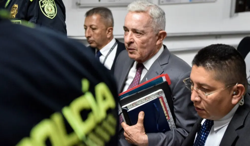 Tribunal ordenó la libertad inmediata del expresidente Álvaro Uribe 1 Tribunal ordenó la libertad inmediata del expresidente Álvaro Uribe La Sala Penal del Tribunal Superior de Bogotá ordenó la libertad inmediata del expresidente Álvaro Uribe Vélez. La decisión, que ampara su derecho a la libertad individual, suspende la orden de detención domiciliaria emitida el pasado 1 de agosto por el Juzgado 44 Penal del Circuito.