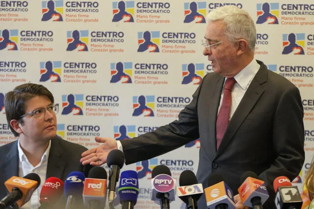 “Mataron la esperanza”: Álvaro Uribe sobre muerte de Miguel Uribe El expresidente de la República y cabeza del Centro Democrático, Álvaro Uribe, expresó su tristeza por la muerte de Miguel Uribe, víctima de un atentado con arma de fuego el pasado 7 de junio.