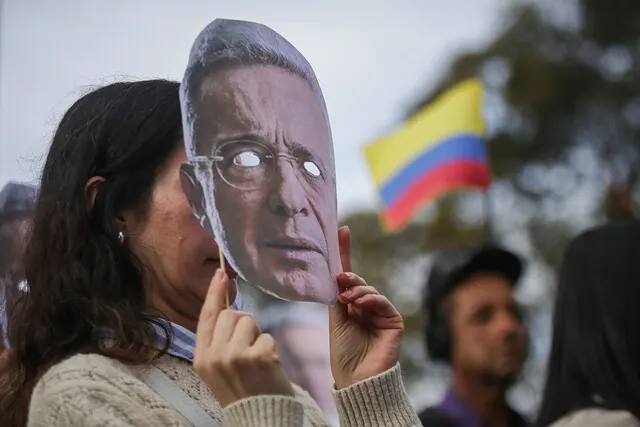 Resultados elecciones al Senado 2026: Pacto Histórico y Centro Democrático lideraron 2 Resultados elecciones al Senado 2026: Pacto Histórico y Centro Democrático lideraron Con más de 4 millones de votos en las elecciones al Senado, el petrismo se queda con la mayoría de curules para el periodo 2026-2030 a través del Pacto Histórico, en segundo lugar quedo en Centro Democrático con 2.5 millones de votos. La gran sorpresa de la jornada fue la caída de figuras como Álvaro Uribe, Katherine Miranda y Polo Polo, quienes no alcanzaron puesto en el Capitolio.