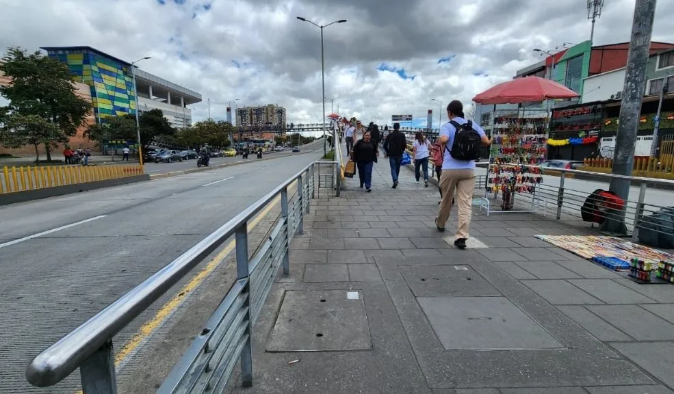 Vendedor de dulces fue asesinado con arma blanca en estación de TransMilenio 1 Vendedor de dulces fue asesinado con arma blanca en estación de TransMilenio La víctima, un joven de aproximadamente 30 años, estaba esa noche realizando su trabajo habitual. Según testigos, en un momento decidió tomarse unas cervezas.