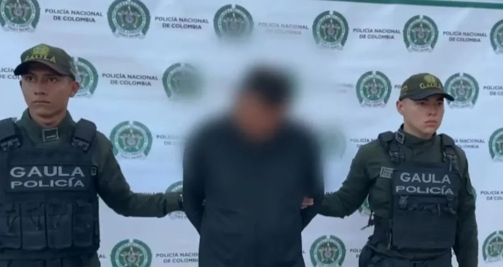 En Puente Aranda se le acabó el jueguito al ‘viejo’ ladrón, estafador y secuestrador La Policía logró la captura de un delincuente, conocido como 'El Viejo', quien era capaz de ganarse la confianza de sus víctimas para luego doparlas, someterlas y robarlas. Lo pillaron robando en Zona Industrial, Puente Aranda.