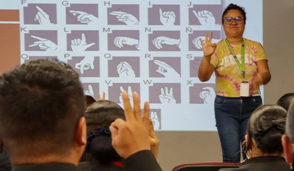 Vigilantes de Planeación se forman en lengua de señas Los vigilantes, como primer punto de contacto para quienes visitan las instalaciones, cumplen un papel clave en la atención al público.