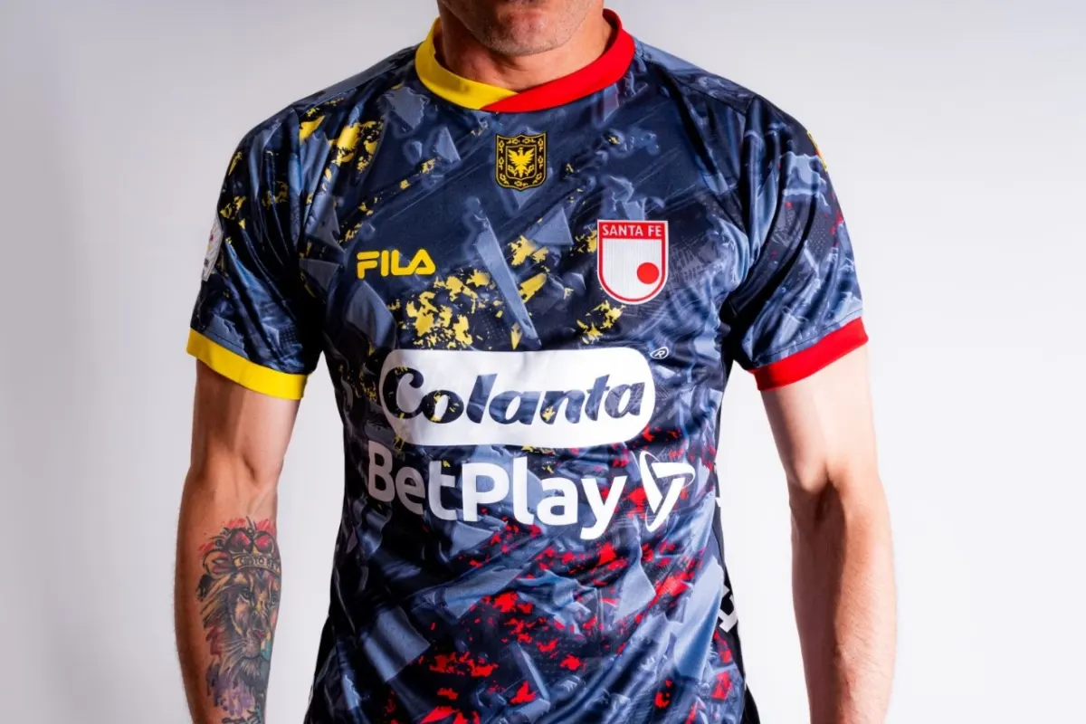 Santa Fe presentó su nueva camiseta, inspirada en la cultura rock de Bogotá: será edición limintada 2 Santa Fe presentó su nueva camiseta, inspirada en la cultura rock de Bogotá: será edición limintada Para conmemorar la fundación de Bogotá y rendirle un homenaje a la cultura rock que le da vida a la capital, Santa Fe lanzó una nueva camiseta. Le contamos cómo adquirirla.
