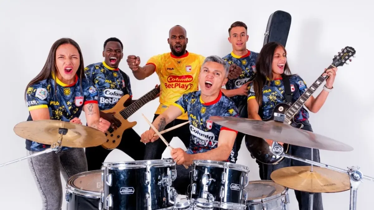 Santa Fe presentó su nueva camiseta, inspirada en la cultura rock de Bogotá: será edición limintada 7 Santa Fe presentó su nueva camiseta, inspirada en la cultura rock de Bogotá: será edición limintada Para conmemorar la fundación de Bogotá y rendirle un homenaje a la cultura rock que le da vida a la capital, Santa Fe lanzó una nueva camiseta. Le contamos cómo adquirirla.