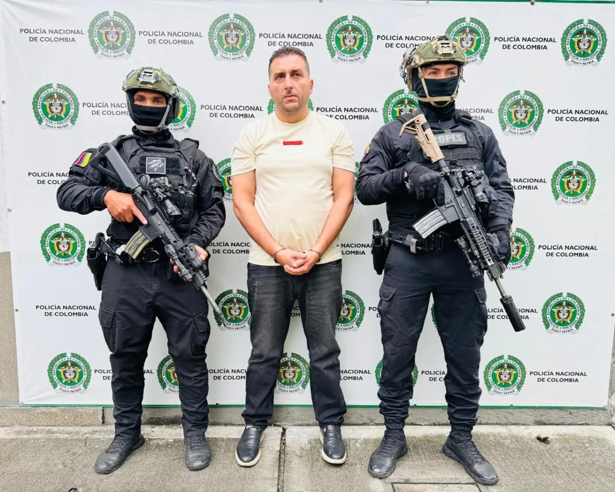 Capturan en Cali al capo italiano Federico Starnone, sucesor de Giuseppe Palermo Federico Starnone, alias ‘Fedi’, señalado sucesor del capo Giuseppe Palermo en la mafia ‘Ndrangheta, fue capturado en Cali por la Policía Nacional de Colombia en una operación conjunta con autoridades italianas. El mafioso, buscado en 196 países por tráfico internacional de cocaína, lideraba una red criminal con vínculos en Colombia, Ecuador, Brasil e Italia.