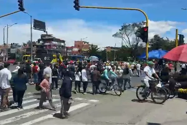 Atención: hay afectaciones viales en Suba y Puente Aranda por manifestaciones 1 Atención: hay afectaciones viales en Suba y Puente Aranda por manifestaciones Manifestaciones en Suba y Puente Aranda generan caos vial. Autoridades regulan el tráfico en zonas como la Av. Suba con Cali y la calle 13 con carrera 50.