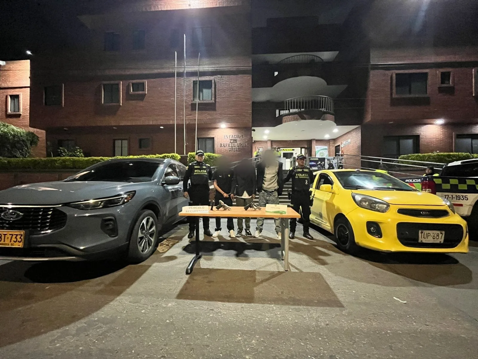 En Rafael Uribe Uribe: capturan banda que robó taxi y planeaba hurtar vehículos