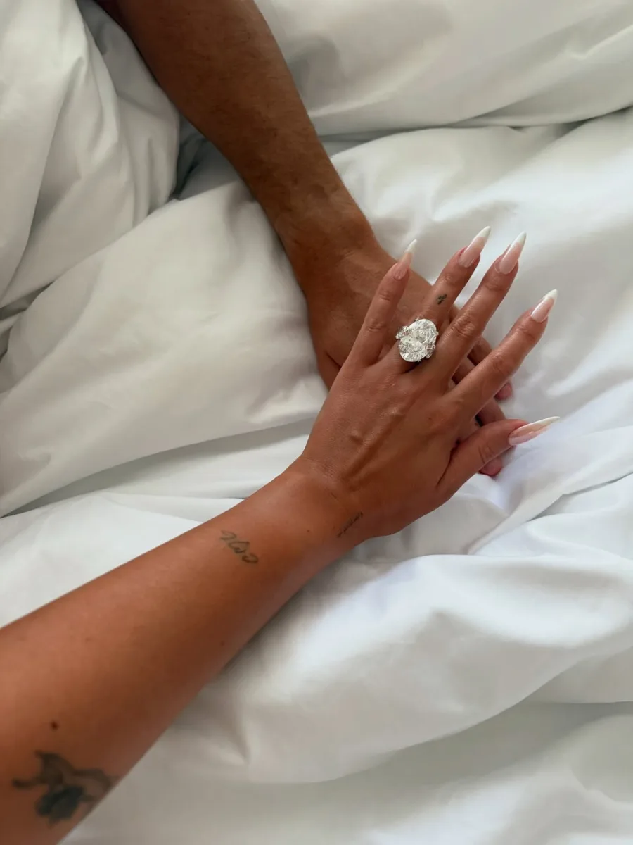 ¡Cristiano se casa! Su pareja, Georgina, le dijo: '¡Siuu, acepto!' 1 ¡Cristiano se casa! Su pareja, Georgina, le dijo: '¡Siuu, acepto!' En redes sociales, Georgina Rodríguez, pareja de Cristiano Ronaldo, publicó una foto con un anillo de compromiso. Le contamos cuánto cuesta la joya.