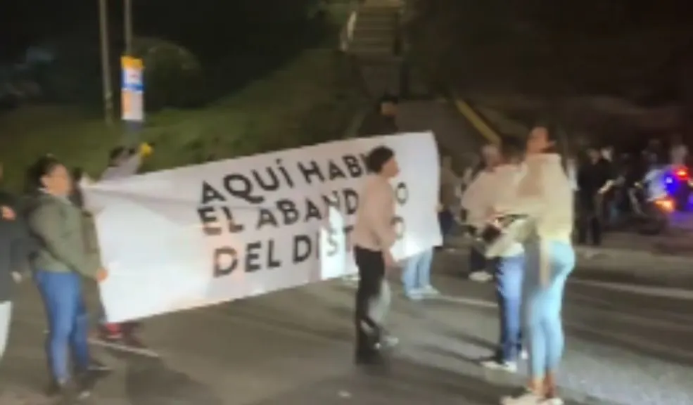 ¡Mamados de la basura! Vecinos de La Paz protestaron en Ciudad Bolívar 1 ¡Mamados de la basura! Vecinos de La Paz protestaron en Ciudad Bolívar Vecinos de La Paz, en Ciudad Bolívar, protestaron por la acumulación de basura y el abandono de las autoridades. Denuncian que esto afecta su salud.