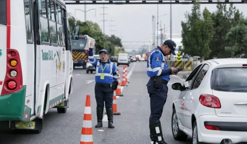 ¡Ojo, conductores! Así funcionará el Plan Éxodo y Retorno en el puente festivo 1 ¡Ojo, conductores! Así funcionará el Plan Éxodo y Retorno en el puente festivo Bogotá se prepara para la salida y regreso de más de dos millones de carros durante este fin de semana festivo. Le contamos todo sobre el pico y placa regional y cómo viajar seguro.