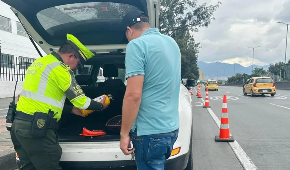 ¡Ojo, conductores! Así funcionará el Plan Éxodo y Retorno en el puente festivo 3 ¡Ojo, conductores! Así funcionará el Plan Éxodo y Retorno en el puente festivo Bogotá se prepara para la salida y regreso de más de dos millones de carros durante este fin de semana festivo. Le contamos todo sobre el pico y placa regional y cómo viajar seguro.