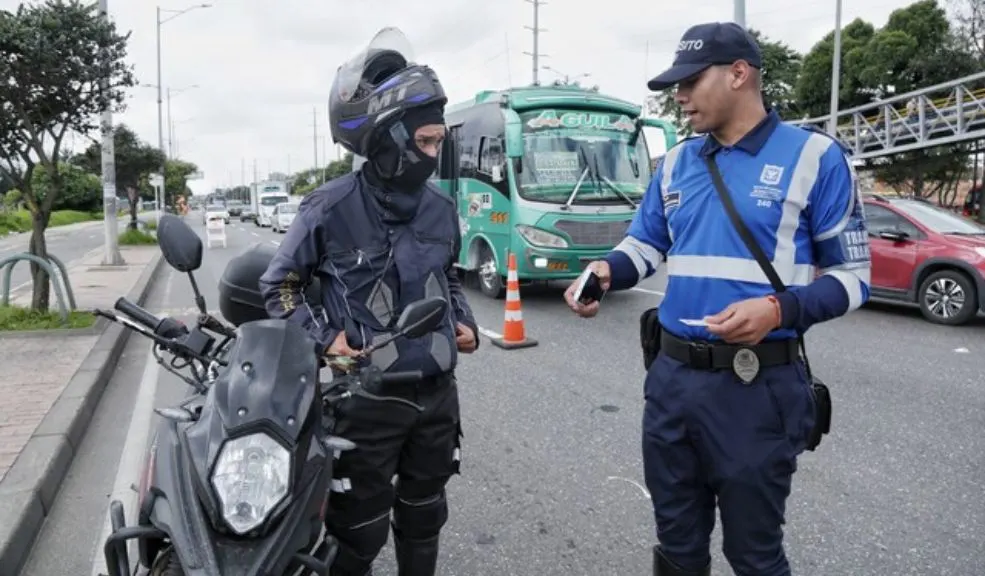¡Ojo, conductores! Así funcionará el Plan Éxodo y Retorno en el puente festivo 2 ¡Ojo, conductores! Así funcionará el Plan Éxodo y Retorno en el puente festivo Bogotá se prepara para la salida y regreso de más de dos millones de carros durante este fin de semana festivo. Le contamos todo sobre el pico y placa regional y cómo viajar seguro.