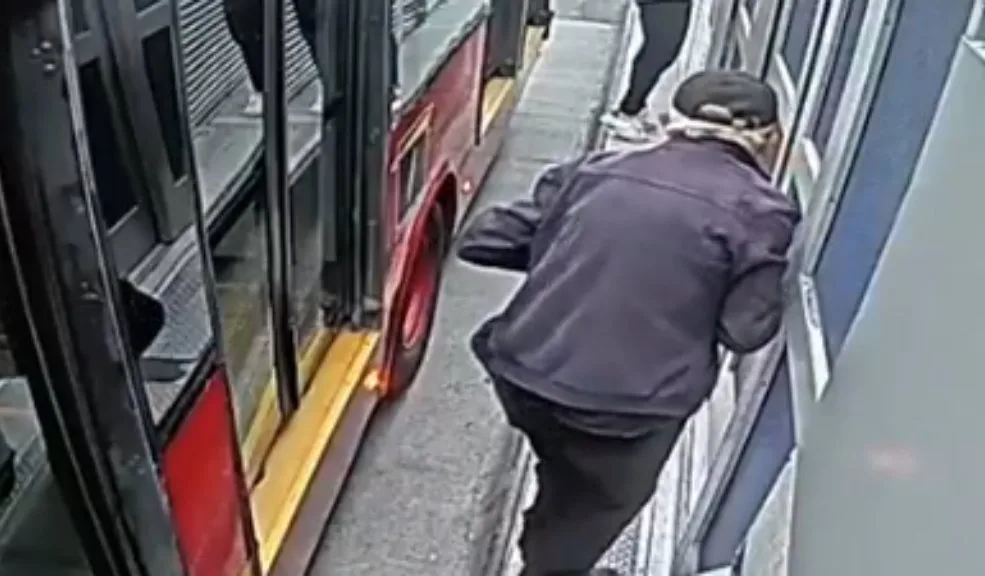 ¡Pilas! Colarse en TransMilenio puede costarle la vida La imprudencia y el intento de evadir el pago en TransMilenio y SITP se han convertido en un riesgo mortal, pues en tan solo una semana se ha vuelto viral dos accidentes registrados en cámara.