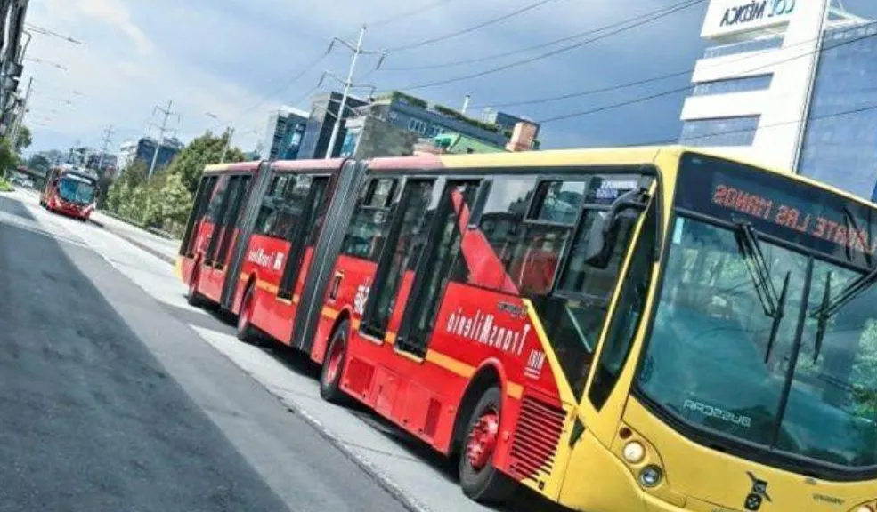 ¡Pilas! Colarse en TransMilenio puede costarle la vida La imprudencia y el intento de evadir el pago en TransMilenio y SITP se han convertido en un riesgo mortal, pues en tan solo una semana se ha vuelto viral dos accidentes registrados en cámara.