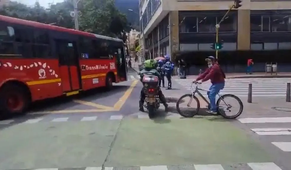 ¡Pilas! La Carrera Séptima está cerrada por manifestaciones 1 ¡Pilas! La Carrera Séptima está cerrada por manifestaciones En la Carrera Séptima se presenta una movilización, la cual está afectando la movilidad en el sector de la Calle 32 y 34. Este es el reporte.
