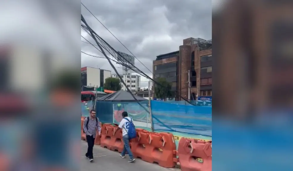 ¡Precaución! Cierran la Av. Suba por caída de cables Cierran Av. Suba, a la altura de la calle 100, por la caída de varios cables, provocada por el choque de un vehículo. TransMilenio suspende servicios.