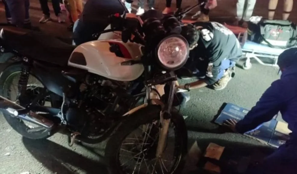 Tunjuelito: buscan a conductor que atropelló a dos motociclistas y huyó 1 Tunjuelito: buscan a conductor que atropelló a dos motociclistas y huyó El hecho, registrado por cámaras de seguridad, muestra a un vehículo rojo invadiendo el carril a alta velocidad en una zona con desvíos por obras. Las víctimas quedaron gravemente heridas mientras el responsable escapó.