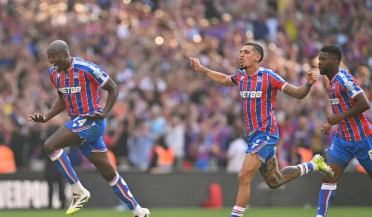 Daniel Muñoz y Jefferson Lerma campeones de la Community Shield