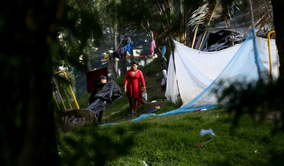 Más de 1.600 emberá iniciaron su retorno a Risaralda y Chocó 1 Más de 1.600 emberá iniciaron su retorno a Risaralda y Chocó Después de ocho meses de acuerdos y consensos, más de 1.600 miembros de la comunidad emberá dejaron Bogotá para regresar a sus territorios ancestrales en Risaralda y Chocó. Con jeeps, camiones y miles de raciones alimentarias, el operativo garantiza seguridad, dignidad y acompañamiento médico en este histórico retorno.