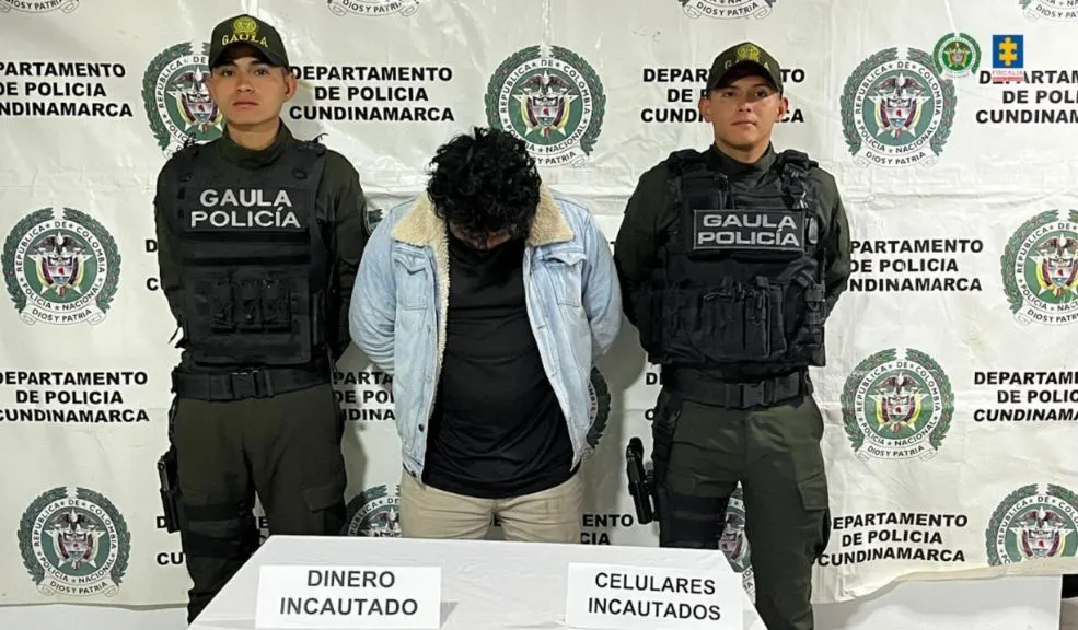 A la cárcel por extorsionar a mujer con sus propias fotos en Mosquera En Mosquera, Cundinamarca, un hombre fue enviado a la cárcel luego de ser sorprendido por el Gaula de la Policía cuando recibía dinero por extorsionar a una mujer para no difundir sus fotos íntimas. Le contamos detalles del caso.