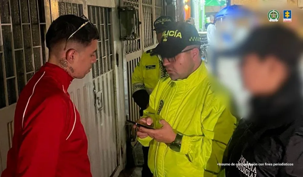 A la cárcel hombre que escogió al joven que le disparó a Miguel Uribe La Fiscalía le imputó cargos al hombre señalado de escoger al joven que le disparó a Miguel Uribe, en Modelia, causándole la muerte. También es acusado de ayudar a otros responsables del hecho a evadir a las autoridades.