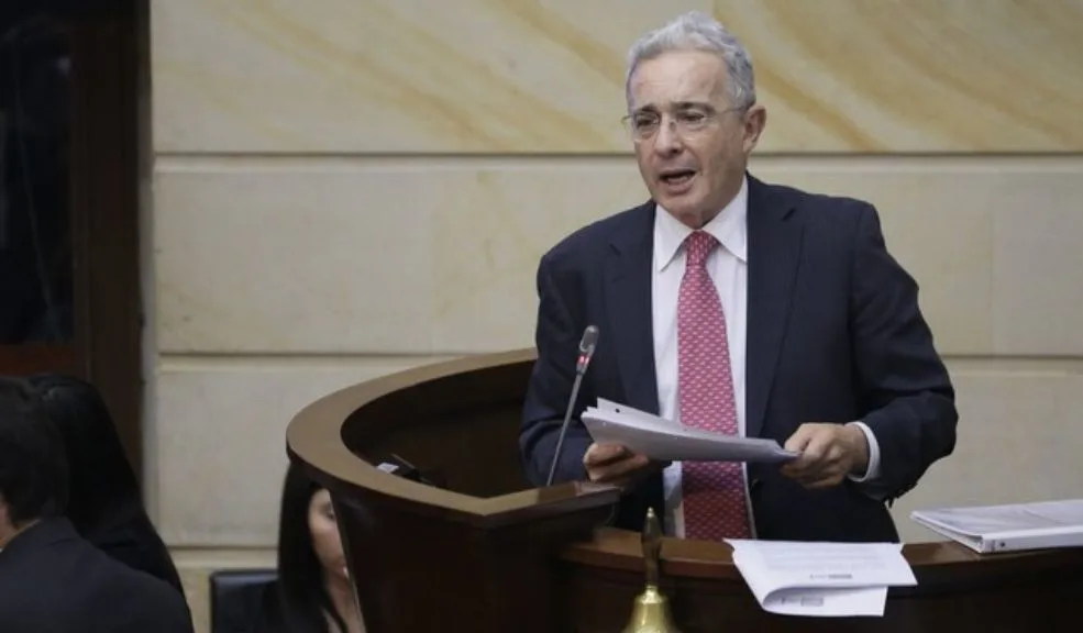 Álvaro Uribe aspiraría al Senado si es declarado inocente 5 Álvaro Uribe aspiraría al Senado si es declarado inocente Gabriel Vallejo, director del Centro Democrático, informó que su partido irá con lista cerrada para el Senado y que en el puesto 25 estará el jefe de la colectividad, Álvaro Uribe Vélez, si es declarado inocente.