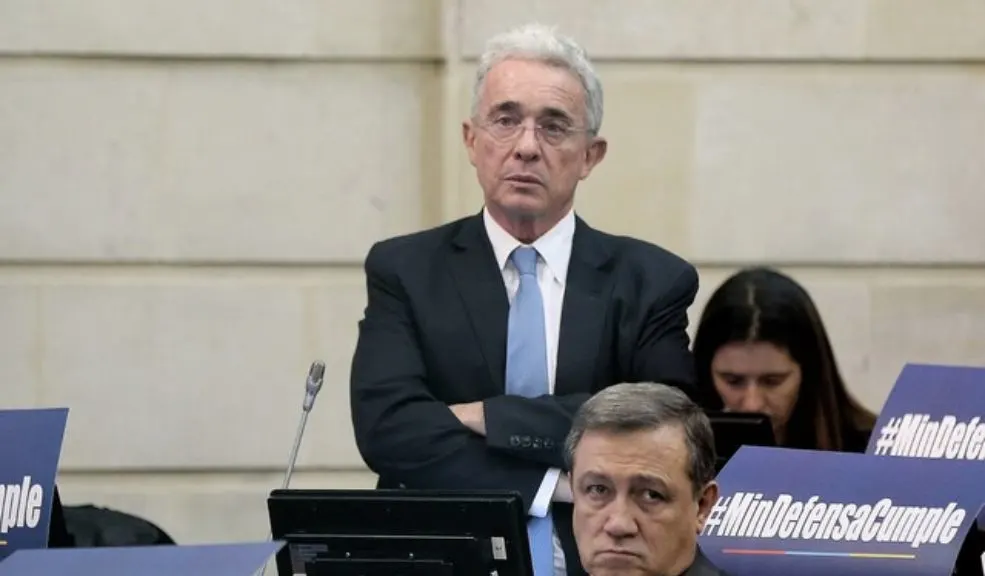 Álvaro Uribe aspiraría al Senado si es declarado inocente Gabriel Vallejo, director del Centro Democrático, informó que su partido irá con lista cerrada para el Senado y que en el puesto 25 estará el jefe de la colectividad, Álvaro Uribe Vélez, si es declarado inocente.