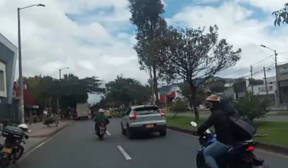 Accidente en la carrera 19 con calle 137: movilidad restablecida tras siniestro 2 Accidente en la carrera 19 con calle 137: movilidad restablecida tras siniestro Choque triple en Usaquén paralizó la carrera 19 con 137: un autobús, un vehículo escolar y un carro particular colisionaron esta mañana en plena hora pico, desatando el caos en el norte de Bogotá.