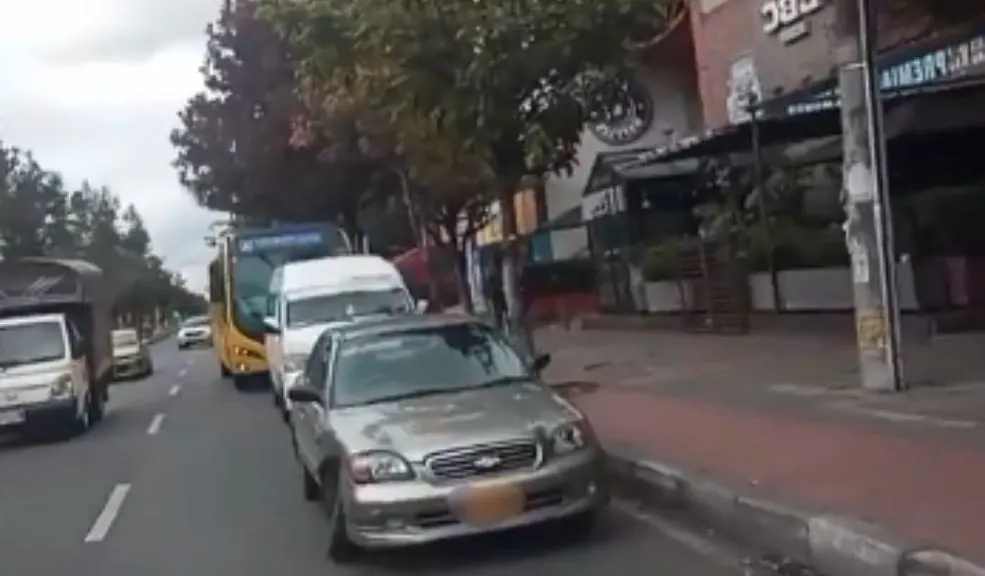Accidente en la carrera 19 con calle 137: movilidad restablecida tras siniestro 1 Accidente en la carrera 19 con calle 137: movilidad restablecida tras siniestro Choque triple en Usaquén paralizó la carrera 19 con 137: un autobús, un vehículo escolar y un carro particular colisionaron esta mañana en plena hora pico, desatando el caos en el norte de Bogotá.