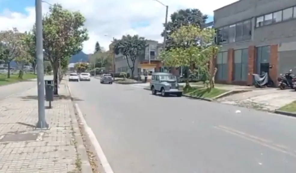 Arbol caído causa estragos en Engativa 2 Arbol caído causa estragos en Engativa Un árbol gigante se desplomó en Engativá y tumbó cables eléctricos en plena calle 87, dejando semáforos apagados y un trancón monumental al mediodía. Este es el reporte.