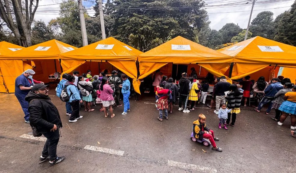 Arranca el retorno de más de mil Emberá desde Bogotá hacia sus territorios Se dio inicio en Bogotá al proceso de alistamiento para el retorno voluntario de más de mil personas de la comunidad Emberá hacia sus territorios. Así se desarrollará.